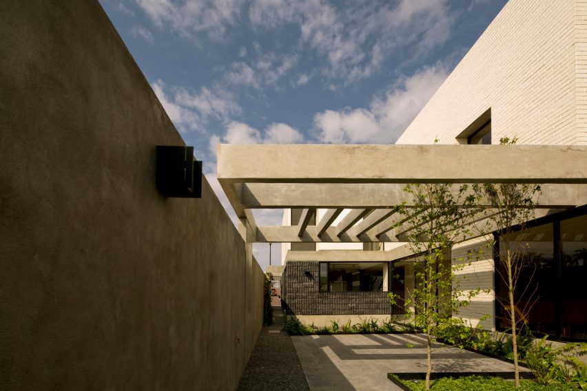 Casa Zihuaren by Intersticial Arquitectura