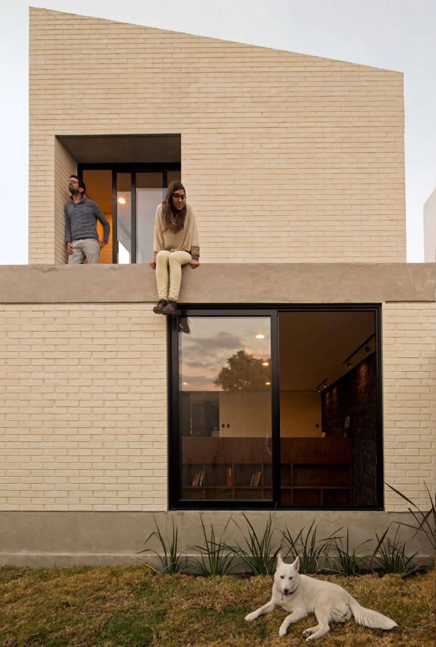 Casa Zihuaren by Intersticial Arquitectura