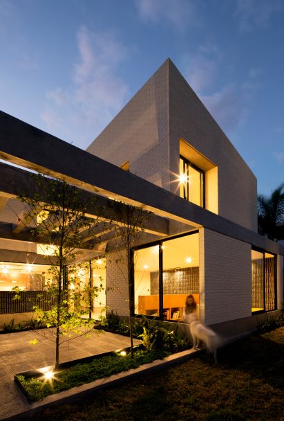 Casa Zihuaren by Intersticial Arquitectura
