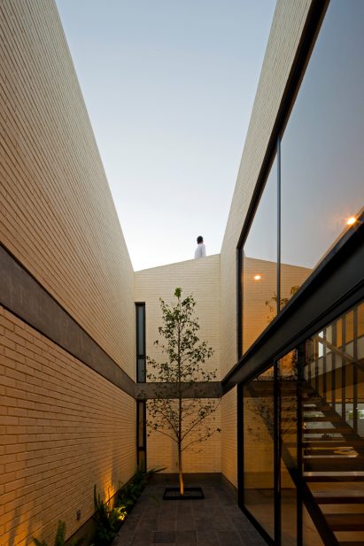 Casa Zihuaren by Intersticial Arquitectura