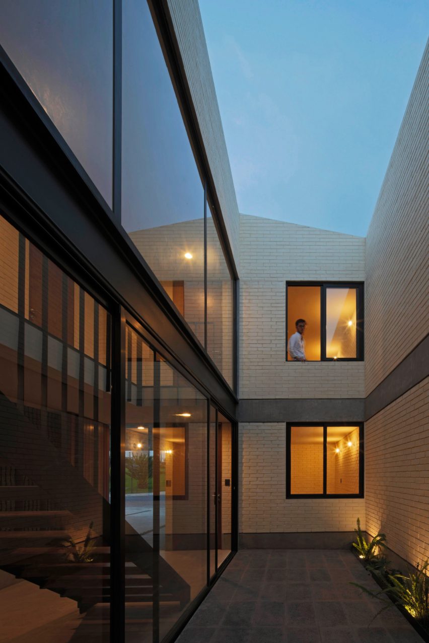 Casa Zihuaren by Intersticial Arquitectura
