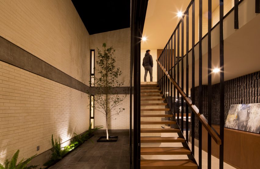 Casa Zihuaren by Intersticial Arquitectura