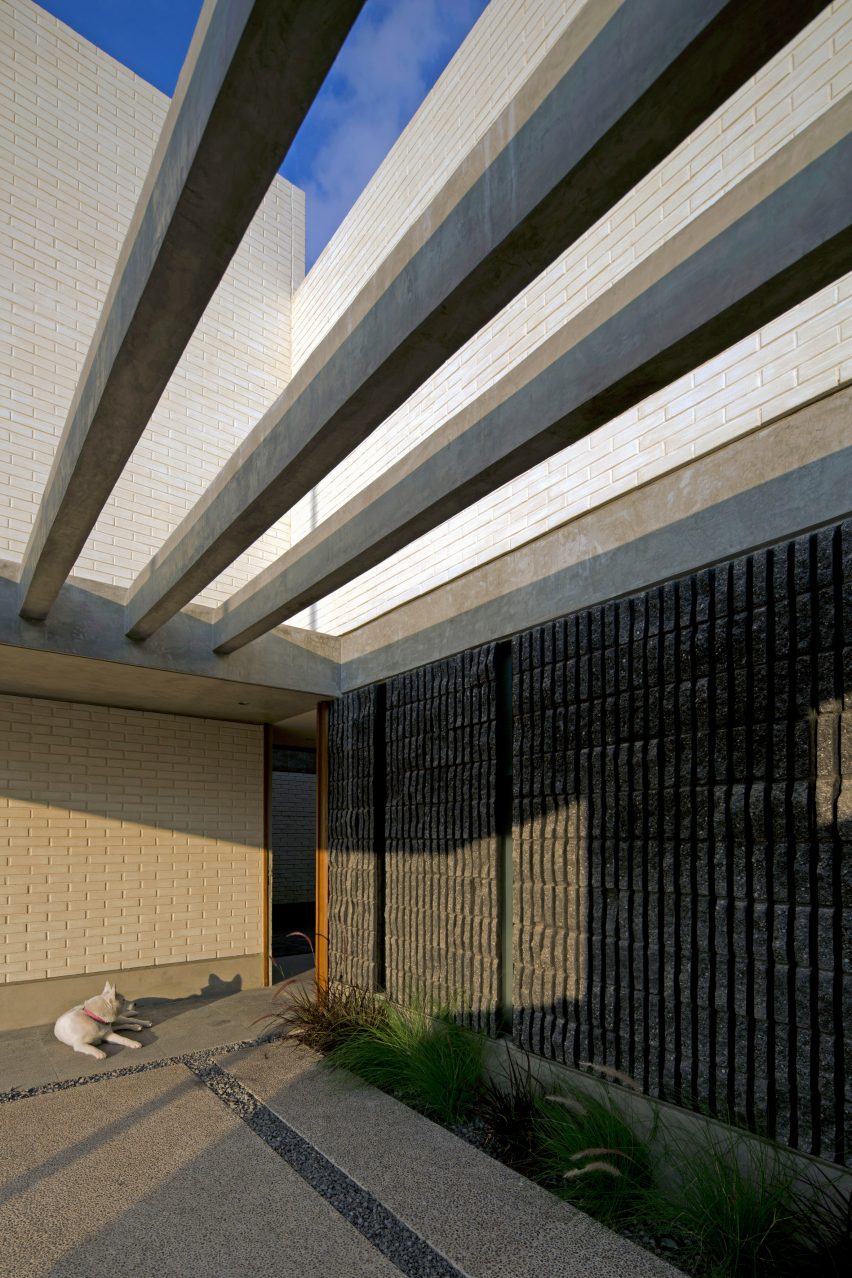 Casa Zihuaren by Intersticial Arquitectura