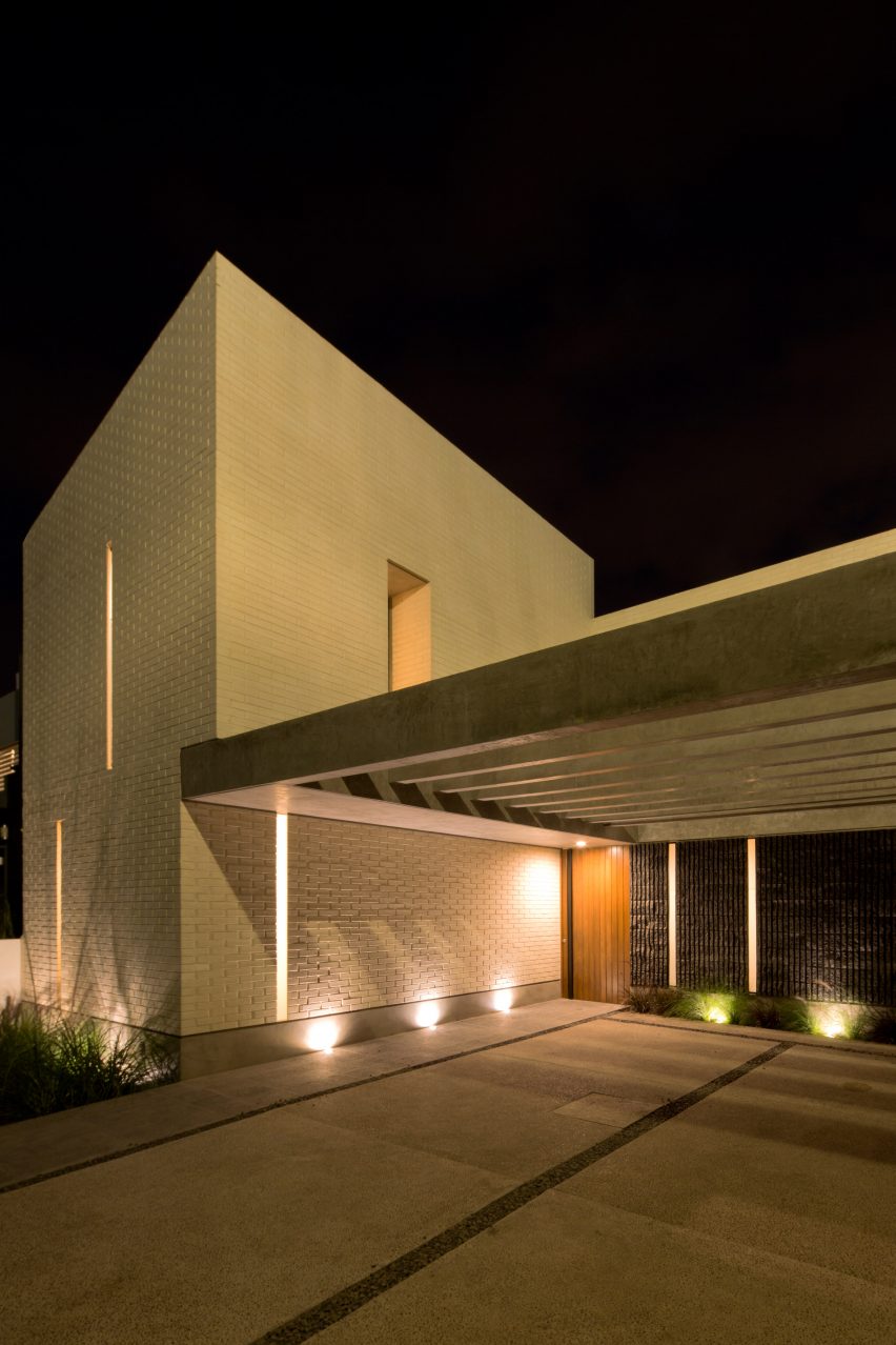 Casa Zihuaren by Intersticial Arquitectura