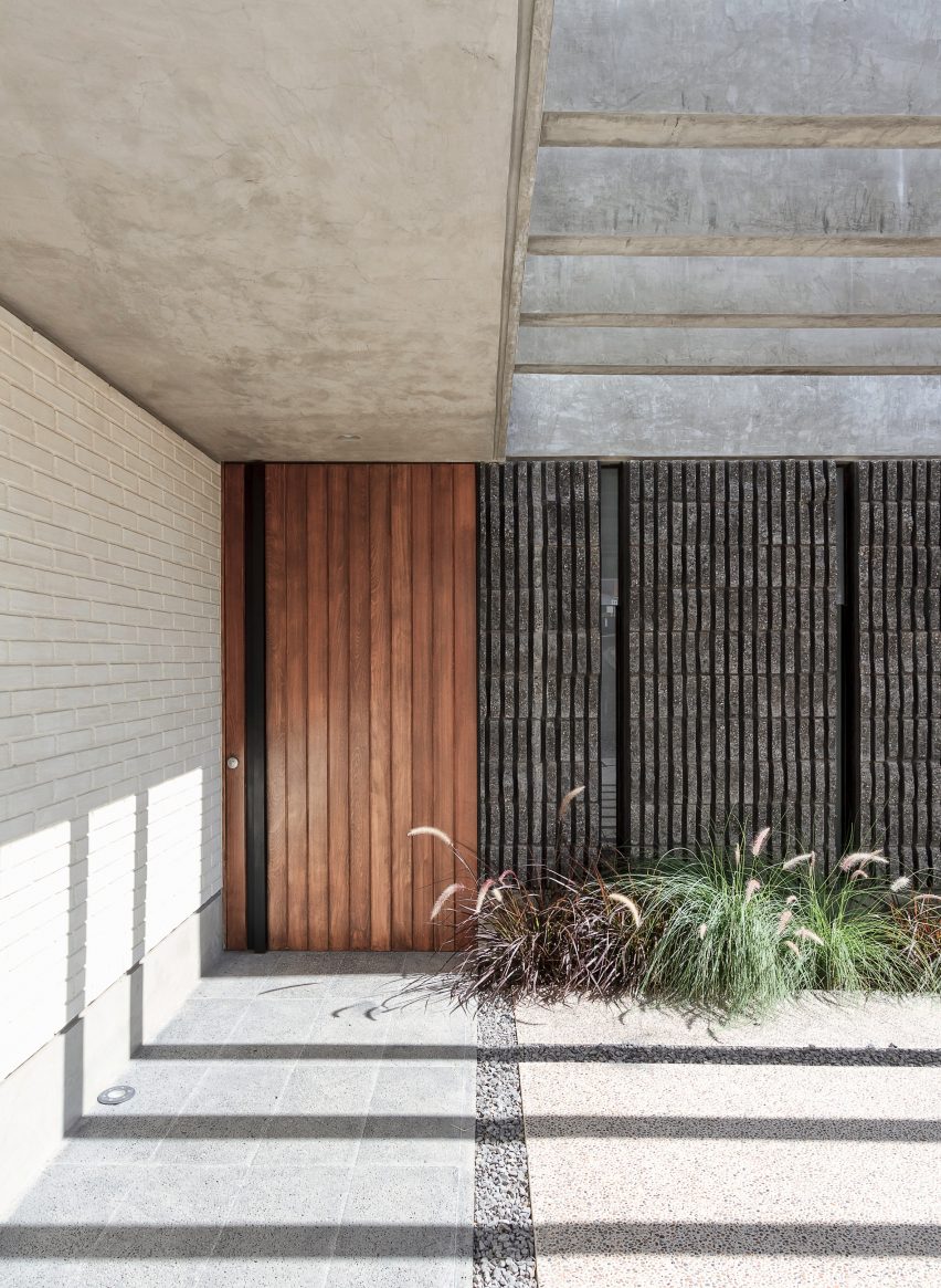 Casa Zihuaren by Intersticial Arquitectura