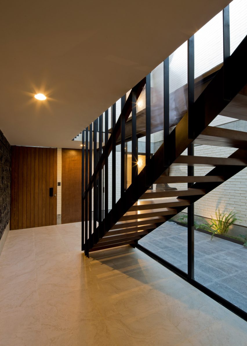 Casa Zihuaren by Intersticial Arquitectura