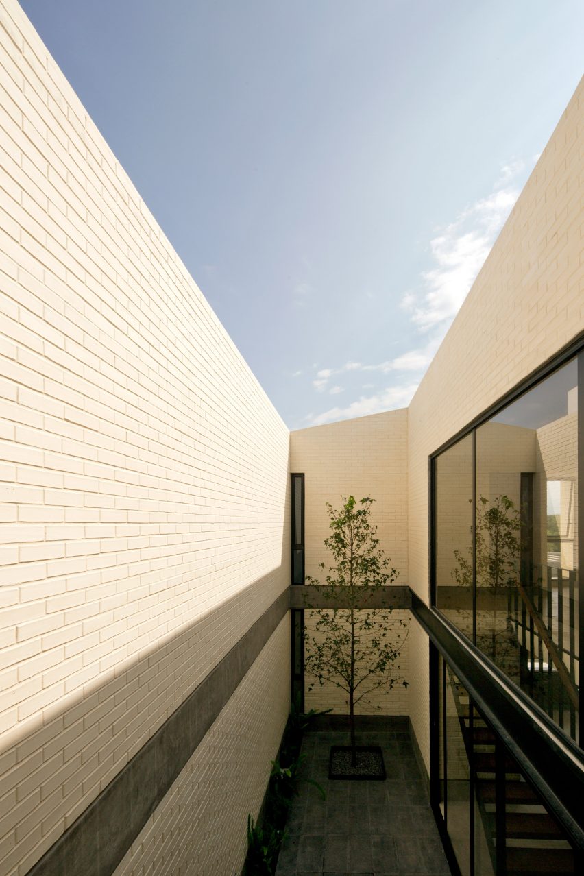 Casa Zihuaren by Intersticial Arquitectura