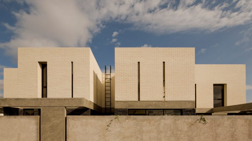 Casa Zihuaren by Intersticial Arquitectura