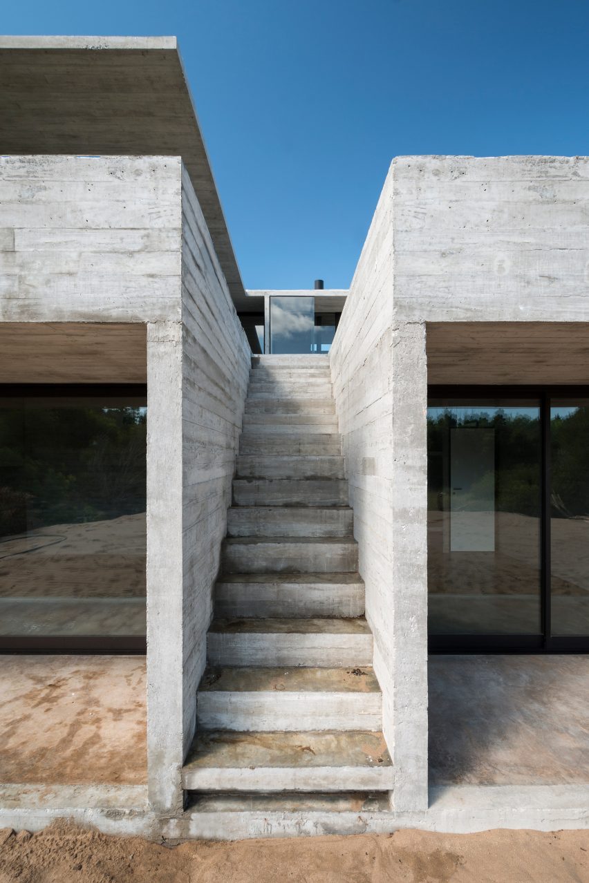 House in the Dune by Luciano Kruk arquitectos