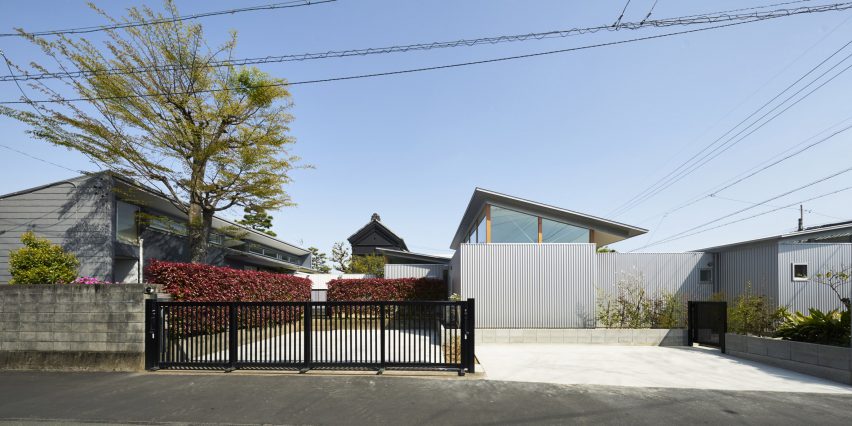 House with Gardens and Roofs by Arii Irie Architects