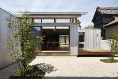 House with Gardens and Roofs by Arii Irie Architects