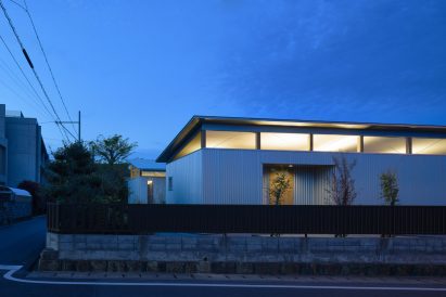 House with Gardens and Roofs by Arii Irie Architects