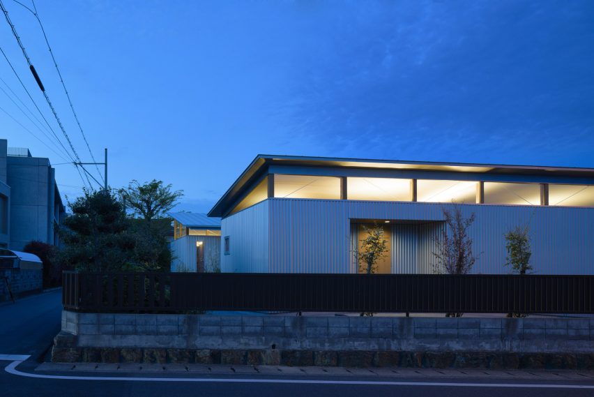 House with Gardens and Roofs by Arii Irie Architects