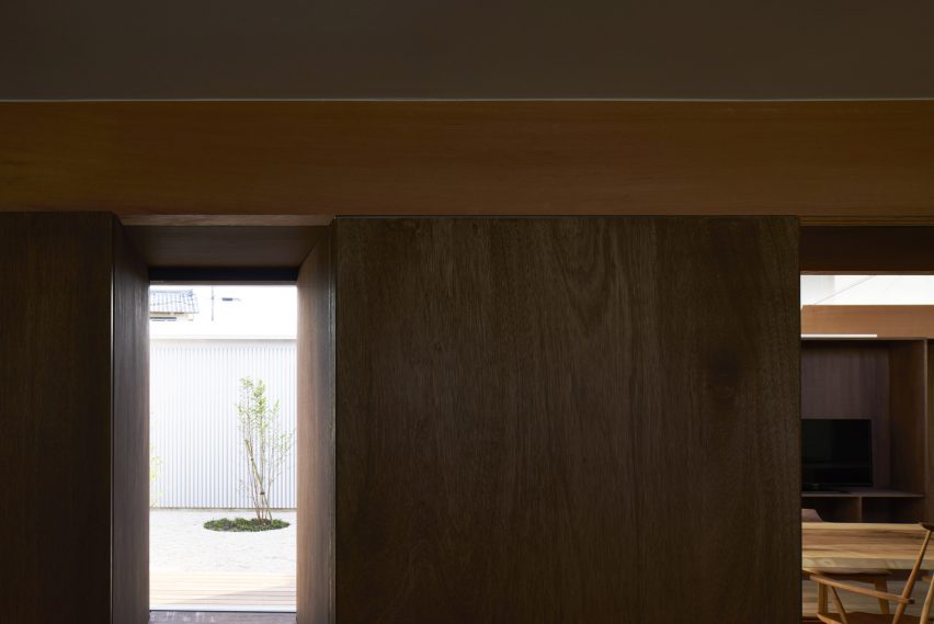 House with Gardens and Roofs by Arii Irie Architects
