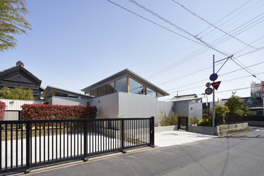 House with Gardens and Roofs by Arii Irie Architects