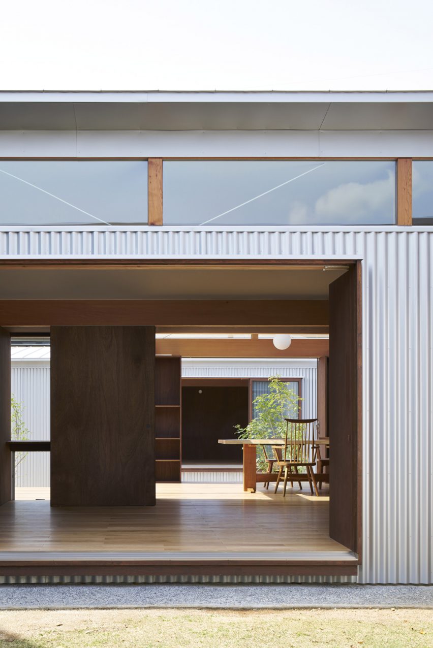 House with Gardens and Roofs by Arii Irie Architects