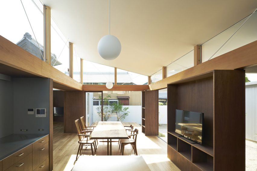 House with Gardens and Roofs by Arii Irie Architects