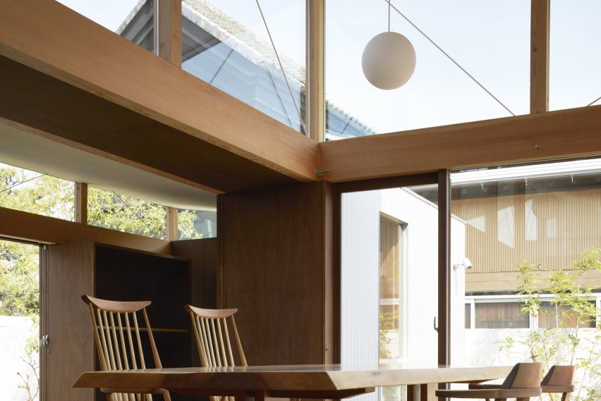 House with Gardens and Roofs by Arii Irie Architects