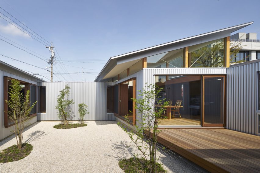 House with Gardens and Roofs by Arii Irie Architects