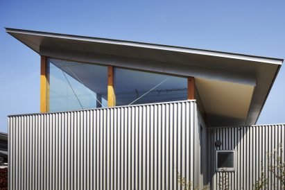 House with Gardens and Roofs by Arii Irie Architects