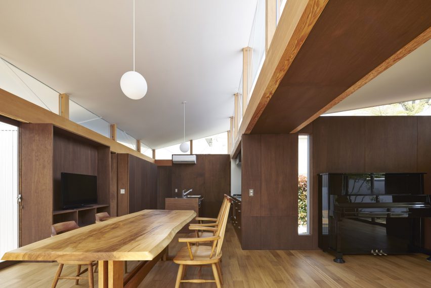 House with Gardens and Roofs by Arii Irie Architects