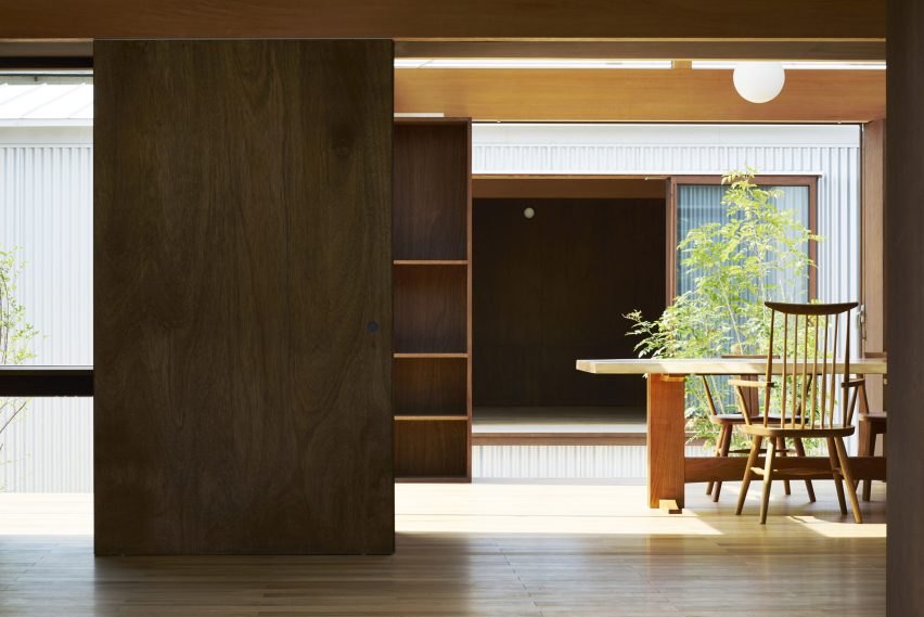 House with Gardens and Roofs by Arii Irie Architects