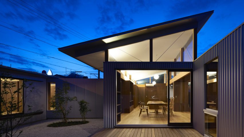 House with Gardens and Roofs by Arii Irie Architects