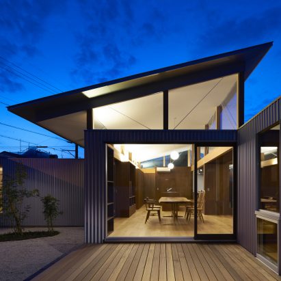 House with Gardens and Roofs by Arii Irie Architects