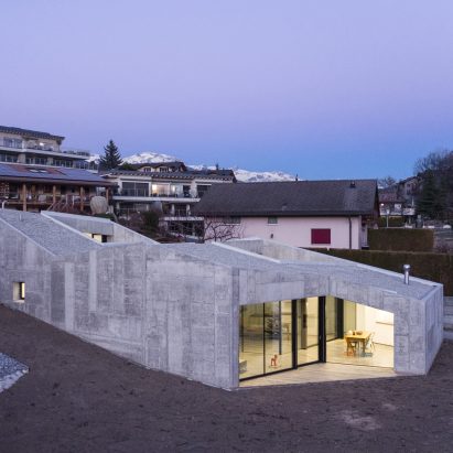 Anako Architecture completes “fortress-like” concrete house in an Alpine town