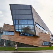Daniel Libeskind completes larch-clad cosmology centre for Durham University