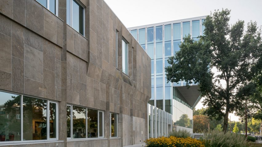 Rob Hootsmans adds serrated glass extension to stone-clad Dutch courthouse