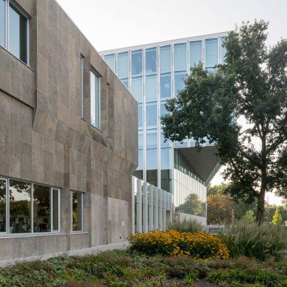 Rob Hootsmans adds serrated glass extension to stone-clad Dutch courthouse