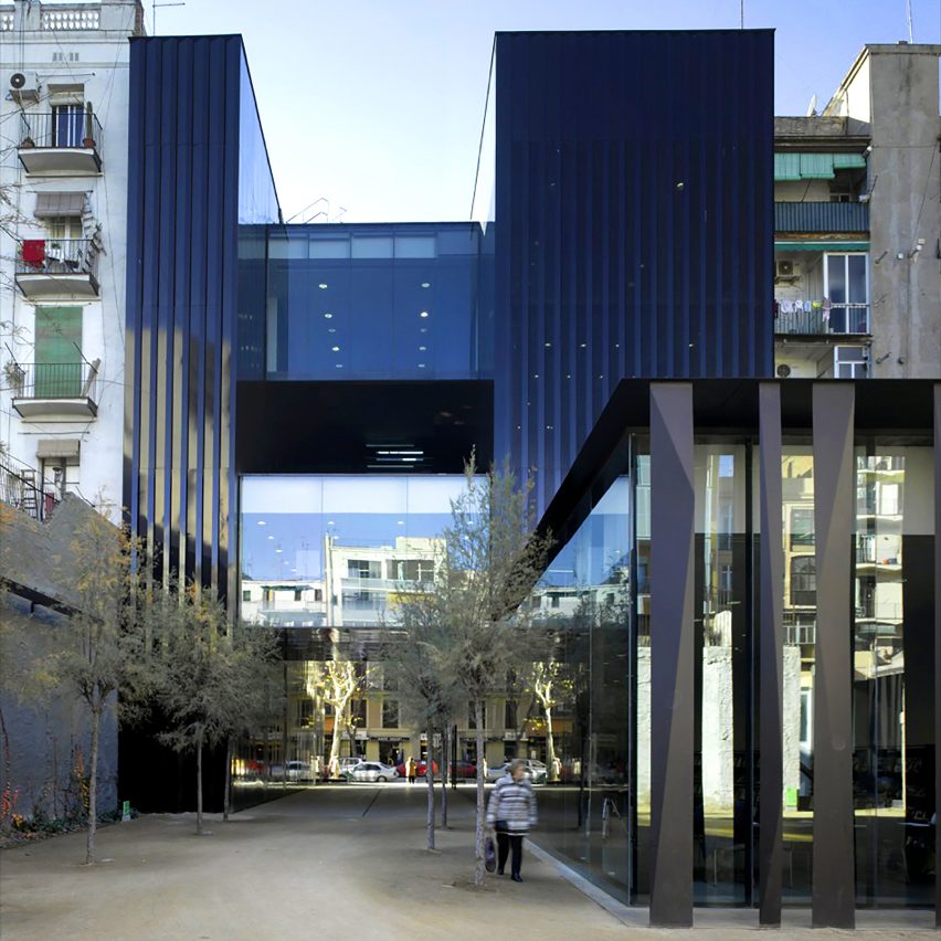 Sant Antoni – Joan Oliver Library, Senior Citizens Center and Cándida Pérez Gardens