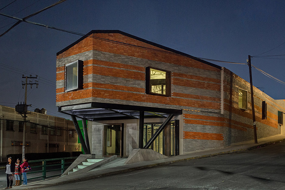 Triangulo Corona by Arqmov Workshop