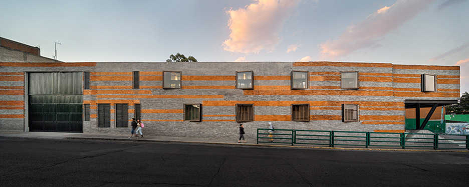 Triangulo Corona by Arqmov Workshop