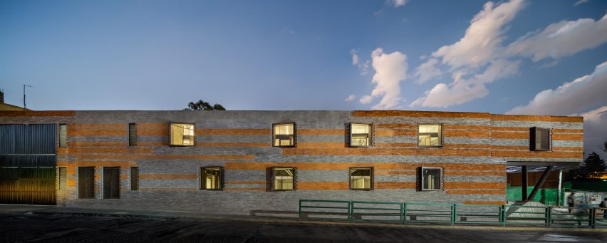 Triangulo Corona by Arqmov Workshop