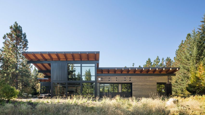 Steel beams support dramatic roof overhangs at Washington state retreat by Coates Design
