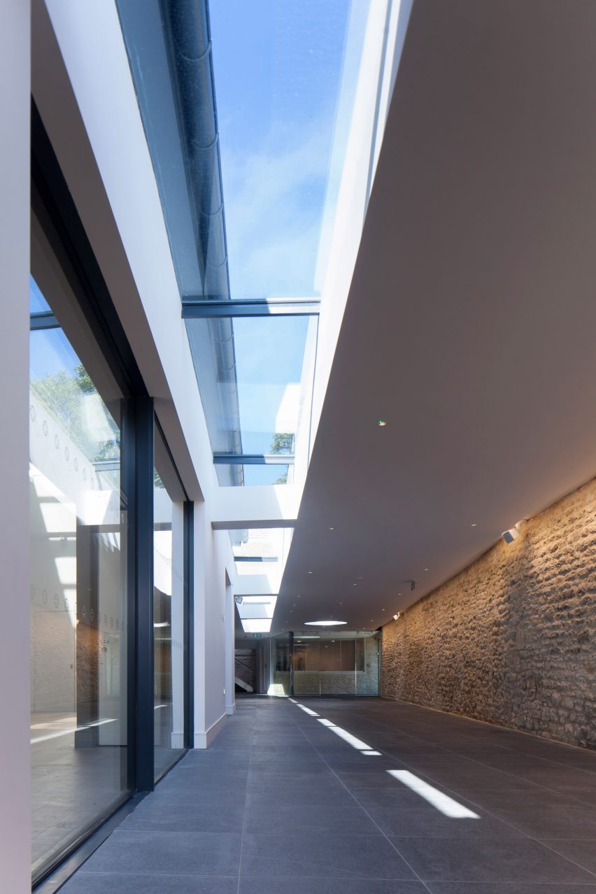 Warwick Hall by Acanthus Clews Architects