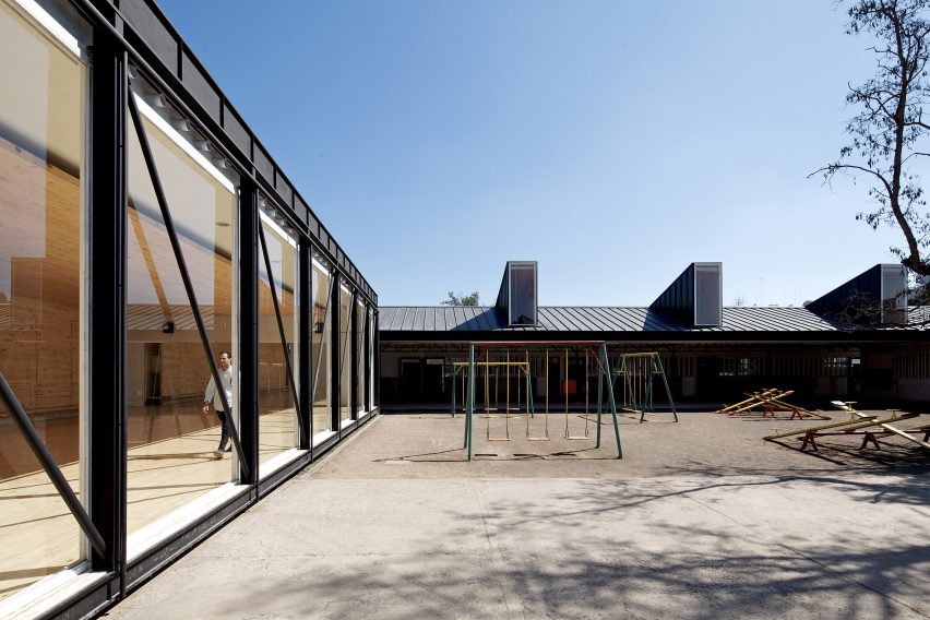 Jean Mermoz School and Pavilion by Guillermo Hevia García and Nicolás Urzúa Soler