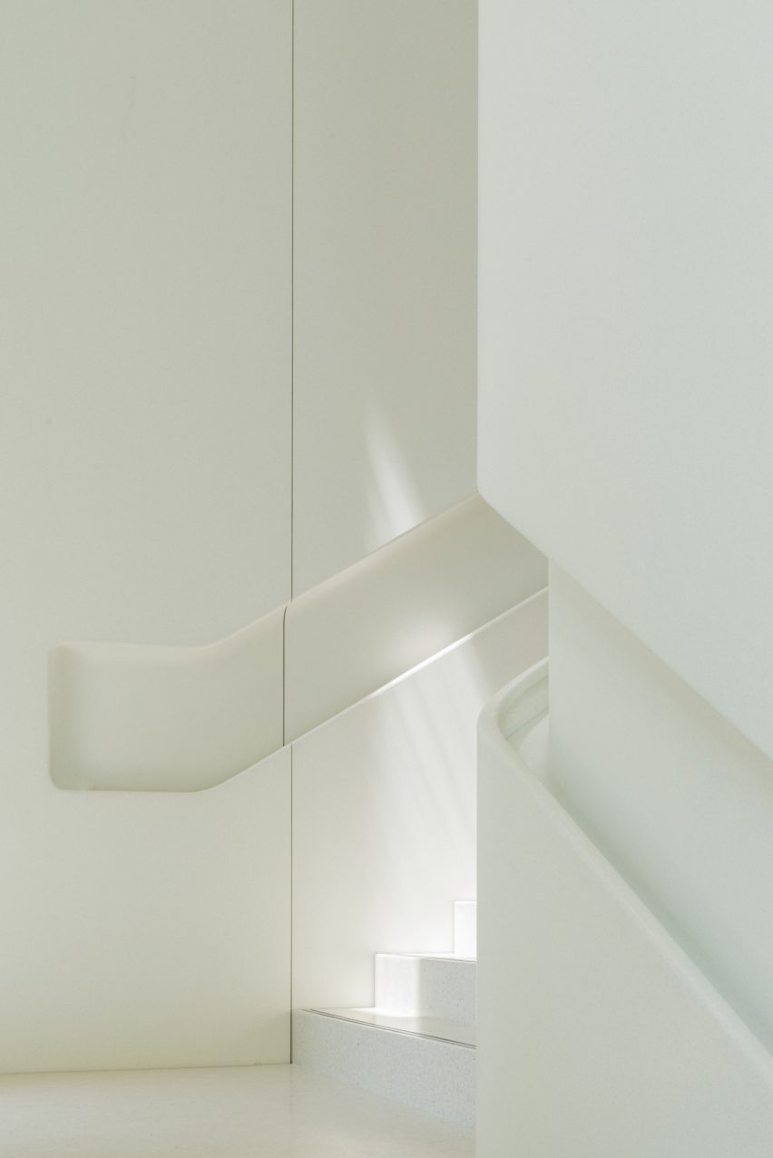 Apple Dubai Mall by Foster + Partners