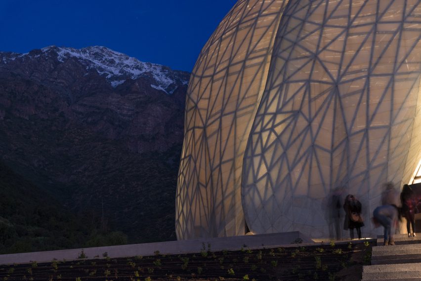 Bahá’í temple by Hariri Pontarini