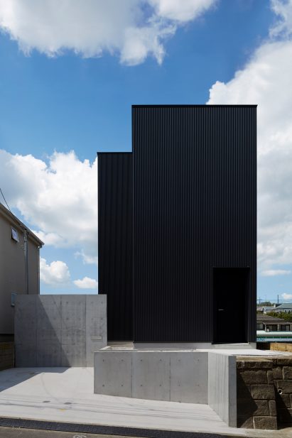 Black box house by TakaTina