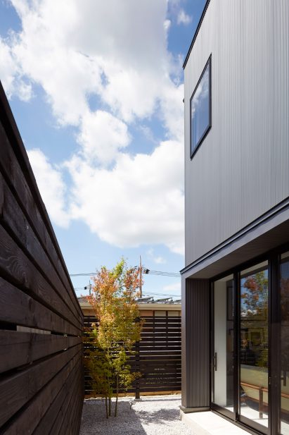 Black box house by TakaTina