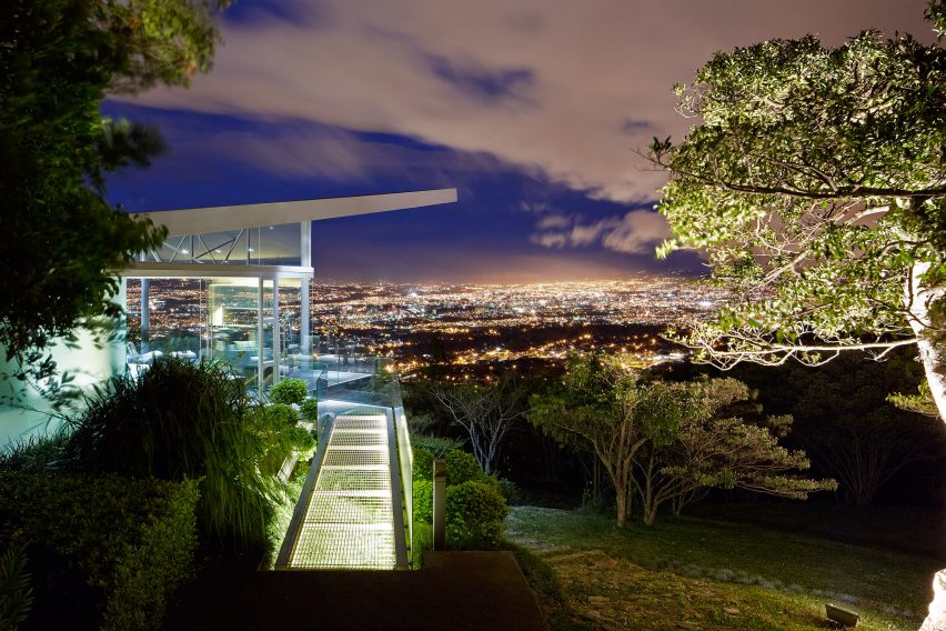 Estancia y Ficus by Cañas Arquitectos