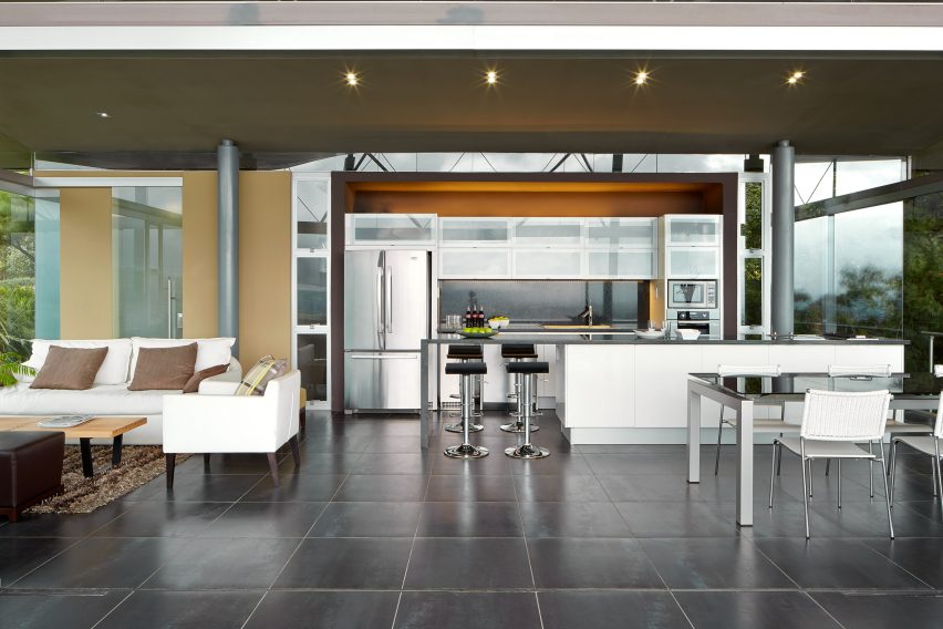 Estancia y Ficus by Cañas Arquitectos