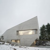 Steimle Architekten completes “crystal-like” concrete house in Germany