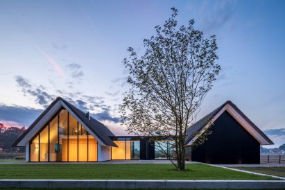 Modern countryside villa by MAAS Archicten