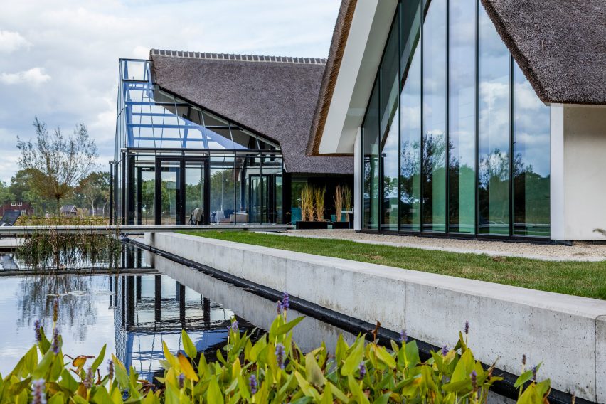 Modern countryside villa by MAAS Archicten