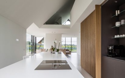 Modern countryside villa by MAAS Archicten
