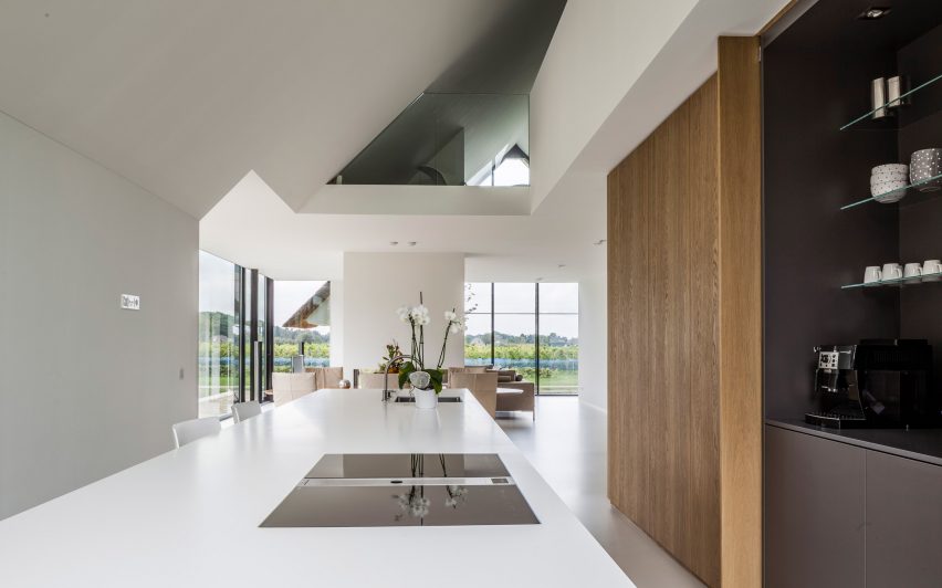 Modern countryside villa by MAAS Archicten